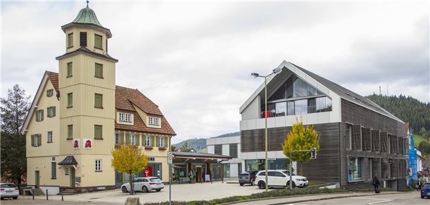 Das Spritzenhaus in Baiersbronn. Das angedockte Gesundheitszentrum beherbergt unter anderem eine Physiopraxis, ein Sanitätshaus und eine Apotheke.