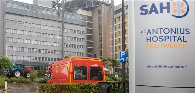 Hochwassergebiete: Klinikärzte fordern Bürokratiestopp Das St. Antonius Hospital in Eschweiler gehört zu den Krankenhäusern, die wegen des Hochwassers evakuiert werden mussten.