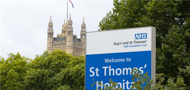 Das St. Thomas Hospital in London: Viele britische Patienten müssen sehr lange auf eine stationäre Behandlung in einem NHS-Krankenhaus warten.