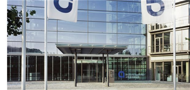 Sieben Prozent Dividende für Genossen, Montgomery scheidet aus Aufsichtsrat aus Das Stammhaus der Deutschen Apotheker- und Ärztebank in Düsseldorf. Die Vertreter der Genossenschaftsbank haben am Freitag unter anderem den Aufsichtsrat neu gewählt.