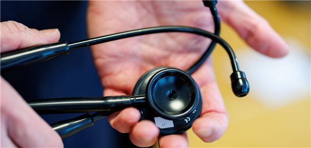 Ein Arzt hält ein Stethoskop in den Händen.