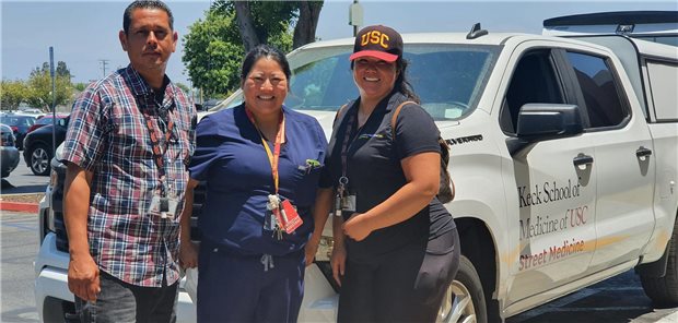 Ein Pickup-Truck als rollende Praxis: Sprechstunde im Obdachlosen-Camp Das Street-Medicine-Team Jose Mesa, Susan Sasaki Pickard und Yelipsa Madera (v.l.).