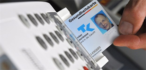 Gröhe droht Ärzten und Kassen Das Streitobjekt: die elektronische Gesundheitskarte. Der GKV-Spitzenverband hat angekündigt, dass die gerade weitgehend ausgegebenen neuen Versichertenkarten erneut ausgetauscht werden müssen.