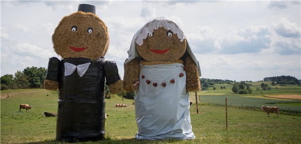 Coronavirus lässt Hochzeitspläne platzen Das Stroh-Brautpaar juckt das Coronavirus nicht – echte Hochzeiter haben die Trauung hingegen scharenweise verschoben.