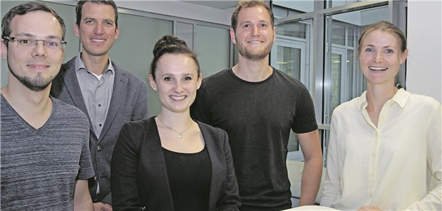 Ein T-Shirt gegen Rückenschmerzen Das T-Shirt der Studenten fand Anklang bei der AOK Nordost. Von links nach rechts: Sebastian Selmke, Nico Schwartze von der AOK Nordost, Alexa Danelski, Fabian Rappert und Physiotherapeutin Natascha Steinmann