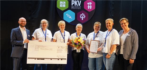 MFA-Award 2022: „Einer hat immer eine Idee“ Das Team der Landarztpraxis Dr. Stefan Rühlmann gewinnt den MFA-Award 2022. Im Bild (von links): Tim Egenberger, Geschäftsführer des PKV Instituts, Tanja Windolf-Schneider, Christine Maaß, Barbara Wittich, Karola Bommer, Katja Pawlack und Teilnehmerbetreuerin Iris Schluckebier.