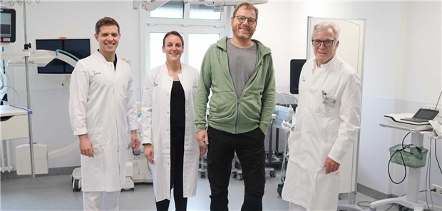 Mit neuartiger Fixierung und Sensor sollen komplizierte Brüche besser heilen Das Team und der Patient (von links): Assistenzarzt Dr. Moritz Lodde, Studienassistentin Britta Kirsch, der 57-jährige Patient und Professor Michael J. Raschke, Direktor der Klinik für Unfall-, Hand- und Wiederherstellungschirurgie am Uniklinikum Münster.
