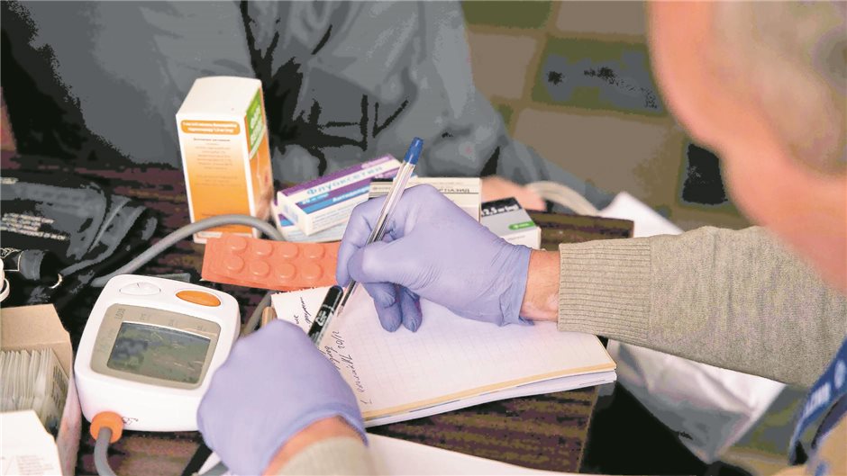 Arzt mit Medikamenten