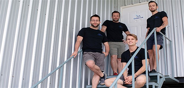 Pasta mit sechs Beinen Das Team von Cricket Lab in Thailand. In diseer Fabrik werden Hausgrillen gezüchtet, getrocknet und gemahlen.