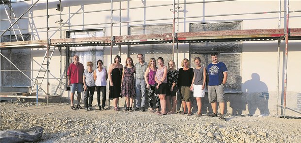 Das Team vor der Baustelle: Im April soll an dieser Stelle dann die Arztpraxis im BRK-Pflegeheim mit Apotheke am Standort in Treuchtlingen entstehen.