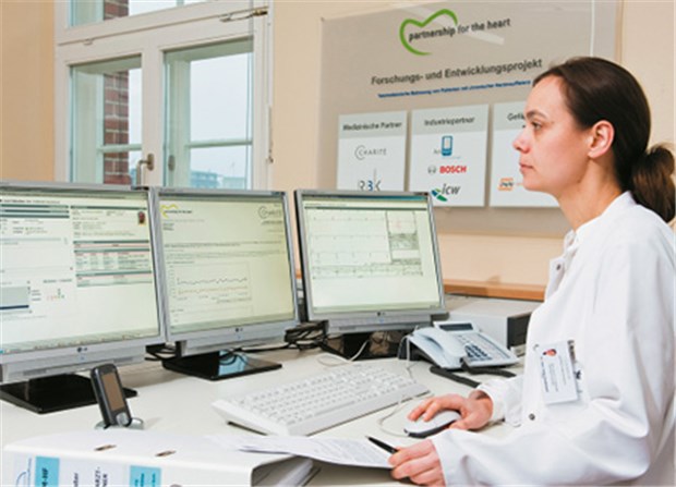Telemedizin: die politische Debatte ist eröffnet Das Telemedizin-Zentrum, in dem Ärzte alarmiert werden, sobald die Werte der Patienten aus dem Ruder laufen. Die Datenübertragung erfolgt halb automatisch.