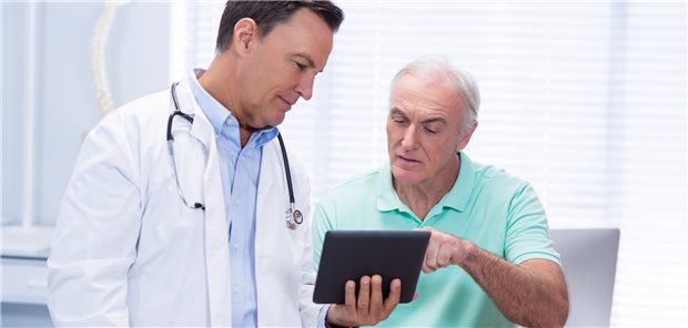 Eine Plattform für Nierentransplantierte Das Telemedizinprojekt MACCS für Nierentransplantierte beinhaltet aucheine Patienten-App. (Motiv mit Fotomodellen)