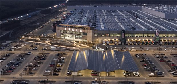 Das Tesla-Werk in Grünheide: Mehrfach sollen krankgemeldete Mitarbeiter von Vertretern des Unternehmens zu Hause aufgesucht worden sein.