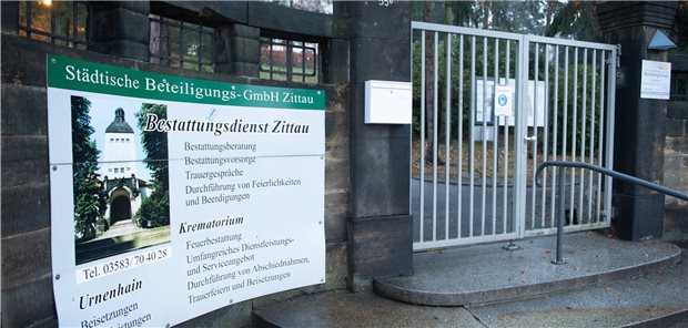Sächsische COVID-Patienten kommen nach Rostock und Greifswald Das Tor zum Krematorium in Zittau ist verschlossen. Wegen der dramatisch hohen Corona-Todeszahlen müssen dort Leichen außerhalb des Krematoriums zwischengelagert werden.