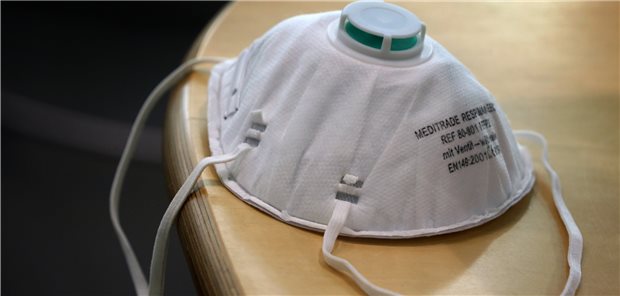 PKV kommt nicht für Einnahmeausfälle durch COVID-19 auf Das Tragen von Schutzmasken vor Patienten gehört für Ärzte mittlerweile zum Alltag. Für die Kosten unter anderem dafür kommt auch die PKV auf.