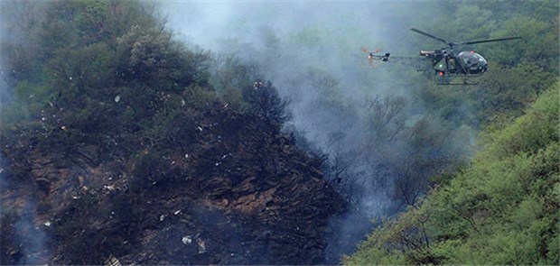Viele Tote bei Flugzeugabsturz in Islamabad Das Trümmerfeld in den Hügeln von Margalla nahe Islamabad.