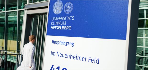 Kartellamt untersagt Klinikverbund Heidelberg-Mannheim Schild des Universitätsklinikums Heidelberg
