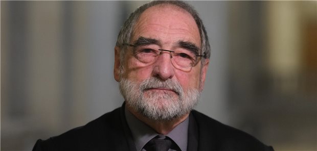 Robert Roßbruch, Rechtsanwalt, steht in einem Saal des Bundesverwaltungsgerichtes.