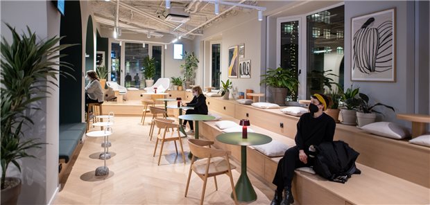 Das Wartezimmer erinnert eher an ein Café. Hier sollen Patienten entspannt die Wartezeit überbrücken können.