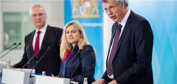 Bayern spielt Pandemieszenarien durch Das Wichtigste sei im Moment, die Ausbreitung des Virus zu verlangsamen, sagte Andreas Zapf, Präsident des bayerischen Landesamtes für Gesundheit und Lebensmittelsicherheit (r), nach einer Sitzung des bayerischen Kabinettsausschusses zur Ausbreitung des Coronavirus. Mit dabei: die bayerische Gesundheitsministerin Melanie Huml (CSU) und der bayerische Innenminister Joachim Herrmann (CSU).