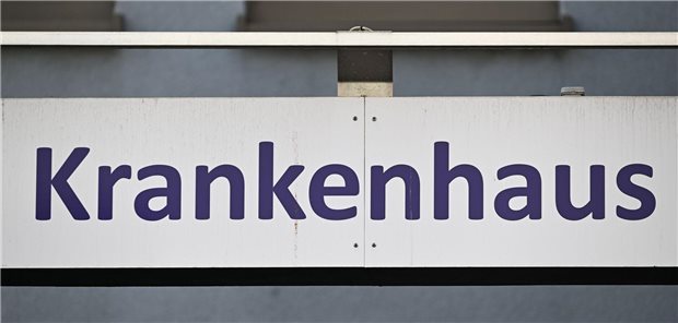 Das Wort „Krankenhaus“ über dem Eingangsbereich eines Krankenhauses