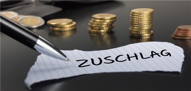 Übergang zur Hybrid-DRG-Vergütung: Ambulante Op bei Kindern wird jetzt mit 60-Prozent-Zuschlag honor Das Wort „Zuschlag“ steht auf einem Zettel