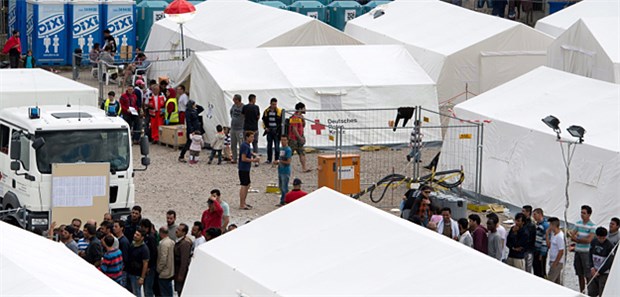 'Wir arbeiten wie im Feldlazarett' Das Zeltlager für Flüchtlinge in Dresden: Etwa 1100 Menschen leben hier, jeder zehnte braucht täglich einen Arzt.