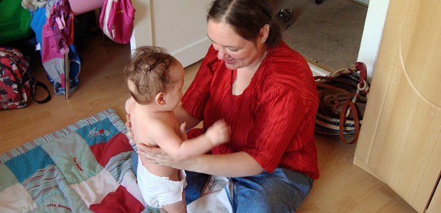 Familienhebammen bangen um Zukunft Das Ziel der Stiftung "Eine Chance für Kinder" ist vorrangig, die Eltern-Kind-Beziehung zu stärken.