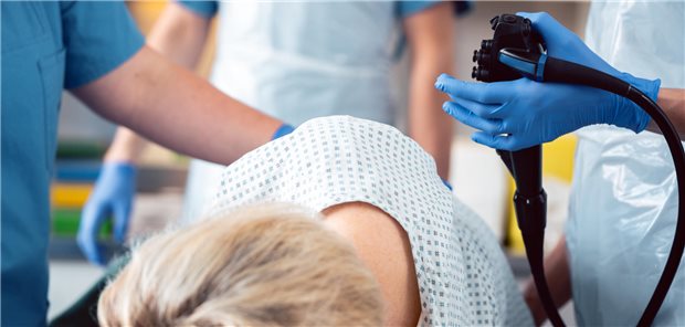 Eine Patientin und ihre behandelnde Ärzte im Krankenhaus während einer Koloskopie.