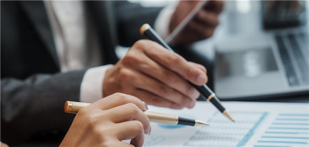 Das Zusammenspiel zwischen Vermögensverwalter und Anlegerin oder Anleger läuft am besten, wenn die Schritte der Geldanlage anschaulich erklärt werden. 