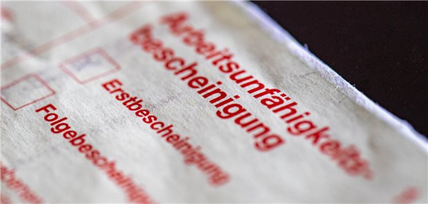 Bundesarbeitsgericht: Zweifel an passgenauer Krankschreibung während Kündigungsfrist Das Zusammentreffen des Kündigungstags mit dem Tag der Bescheinigung und zudem der Laufzeit der Krankschreibungen mit der Kündigungsfrist lassen einen ernsthaften Zweifel an der bescheinigten Arbeitsunfähigkeit aufkommen, so die Meinung des Bundesarbeitsgerichts.