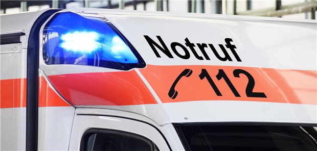 Das Dach eines Rettungswagen mit Blaulicht ist zu sehen. 