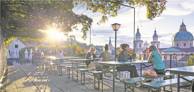 Frauen und Männer in Deutschland leben wieder länger Abendstimmung im Stieglkeller in Salzburg, dem traditionsreichen und aussichtsreichen Biergarten am Festungsberg über der Stadt Salzburg.