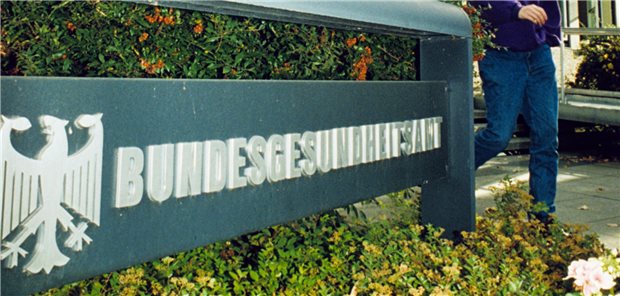 HIV-Stiftung: Regierung sieht keine Basis für höhere Entschädigungen Das damalige Bundesgesundheitsamt (BGA) hatte Informationen über Verdachtsfälle einer HIV-Infektion durch Blutkonserven nicht an das Gesundheitsministerium weitergeleitet. Seit 1995 existiert eine Stiftung, um die Betroffenen zu entschädigen.