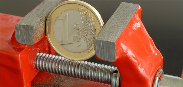 Das drohende Defizit in der GKV von 17 Milliarden Euro veranlasst Bundesgesundheitsminister Lauterbach zu einem umfangreichen Sparpaket. Kassen und Ärzte indes sehen die Schwerpunkte im geplanten GKV-Finanzstabilisierungsgesetz falsch gesetzt.
