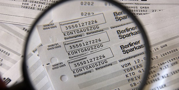 Kontoräuber: Mit welcher Masche sie ans Geld kommen Das eigene Konto im Blick: Vorsicht ist oberstes Gebot bei merkwürdigen Abbuchungen.