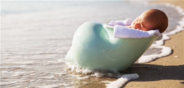 Verreisen mit Babys sollte wohlüberlegt sein Das erste Mal am Strand: Ob sich dieser junge Erdenbürger später erinnert?
