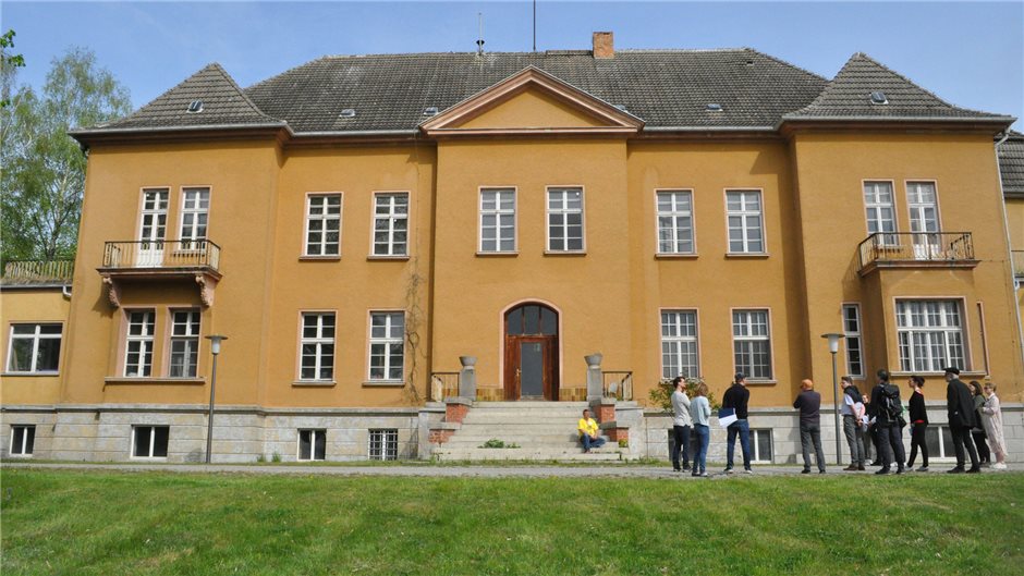 Das frühere Schloss auf dem Gelände in Alt Rehse. Hier logierten früher prominente Nazi-Größen.