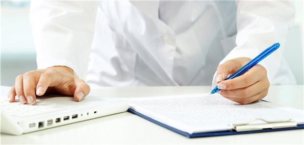 Das geht auch effizienter: Digitale Impfhelfer entlasten Praxisteams von viel Schreibkram.