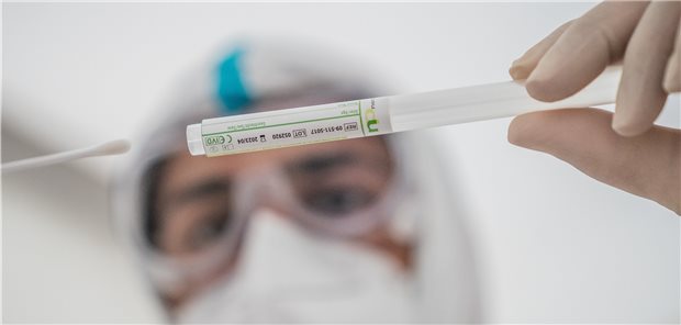 Das große Abstreichen: Praxis-, Klinik- und Pflegepersonal kann ab sofort regelmäßig Antigentests auf SARS-CoV-2 erhalten.