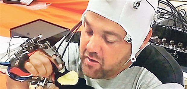 Exoskelett lässt Gelähmte sich wieder bewegen Das hirngesteuerte Hand-Exoskelett der Tübinger Forscher ermöglicht es Gelähmten, ihre Hand wieder zu benutzen.