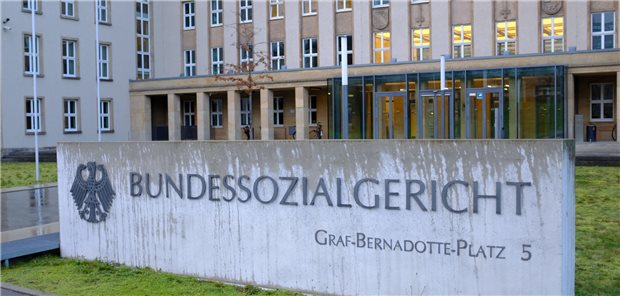 Das höchste deutsche Sozialgericht bleibt bei seiner Linie: Ein ‚Nein’ im Zulassungsverfahren entfaltet eine „Sperrwirkung“ gegenüber der sozialrechtlichen Ausnahmeregel, dass bei tödlichen Erkrankungen auch „nicht dem medizinischen Standard entsprechende“ Leistungen zu Lasten der Kasse verordnet werden dürfen.