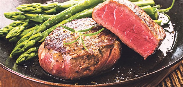 Darmbakterien können zur Gefahr werden Das in rotem Fleisch reichlich enthaltene L-Carnitin ist eine der Hauptnahrungsquellen für den über die Verstoffwechselung durch Darmbakterien gebildeten und potenziell gefäßschädigenden Metaboliten Trimethylamin-N-Oxid.