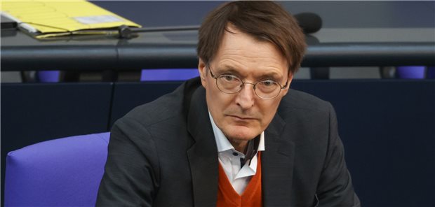 Lauterbach nennt Bericht über Kliniksterben „Falschmeldung“ „Das ist eine Falschmeldung“: Gesundheitsminister Karl Lauterbach (SPD) zu einem Zeitungsbericht, wonach wegen der Krankenhaus-Reform zahlreiche Häuser auf der Kippe stehen.