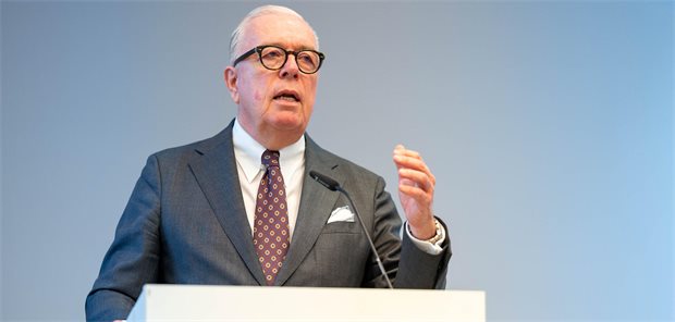 Hartmannbund-Vorsitzende Dr. Klaus Reinhardt bei einer Rede.