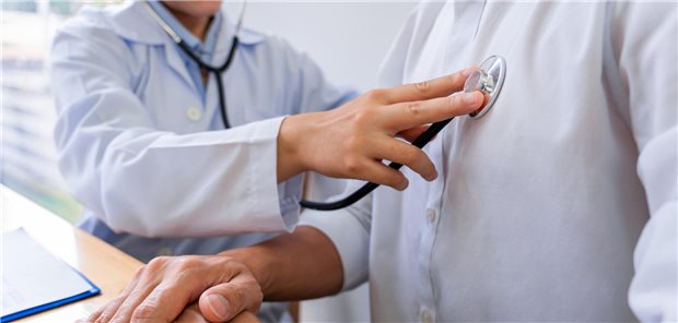 Lange Diabetesdauer erhöht wohl kardiovaskuläres Risiko deutlich Eine Ärztin untersucht das Herz ihres Patienten indem sie seine Brust mit einem Stethoskop abhört.