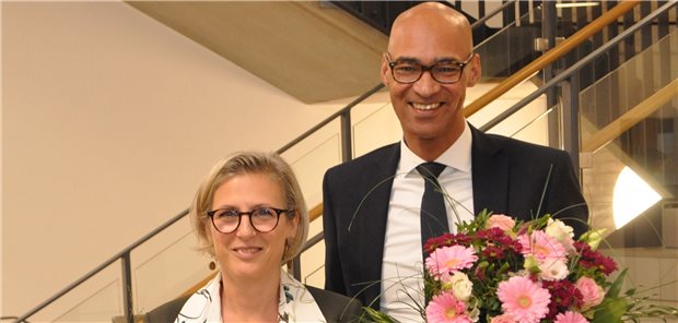 John Afful wird KV Hamburg-Chef, Caroline Roos bleibt Vize-Chefin Das künftige KV-Duo in Hamburg: Caroline Roos (zuvor schon Vorstandsvize) und John Afful, der in die Fußstapfen von Walter Plassmann tritt.