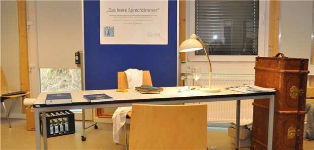 Viele Ärzte wurden zu Mitwissern, Mitläufern und Tätern Das leere Sprechzimmer: Mit diesen Exponaten startete die Wanderausstellung der DEGAM auf ihrem Jahreskongress in Lübeck.