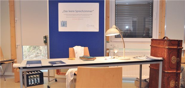 Medizin in der Nazi-Zeit – und die Lehren für heute Das leere Sprechzimmer: Mit diesen Exponaten startete die Wanderausstellung der DEGAM bei ihrem Jahreskongress in Lübeck.