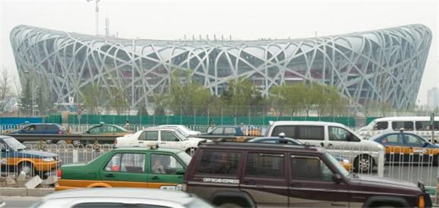 Smog, Hepatitis und Durchfall - das sind die größten Risiken für Olympia-Reisende Das moderne Pekinger Olympia-Stadium im Smog - mit diesem Anblick müssen Olympia-Fans rechnen.